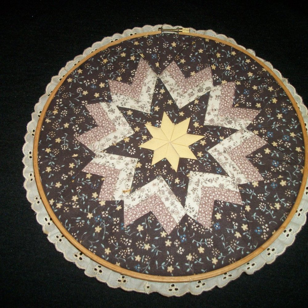 RETRO QUILT CIRCLE IN LG EMROIDERY HOOP